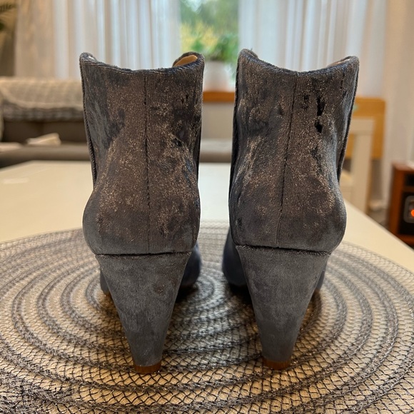 BNWT Vince Camuto Dusty Blue Crushed Velvet EVANATA Ankle Booties size 6.5 - Picture 12 of 12